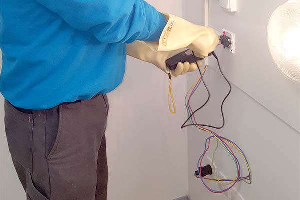 Travail-panneau-électrique